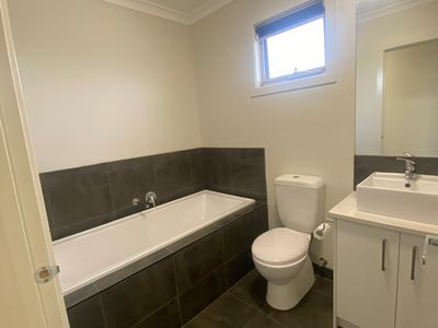 2 / 23 Larissa Street, Tarneit