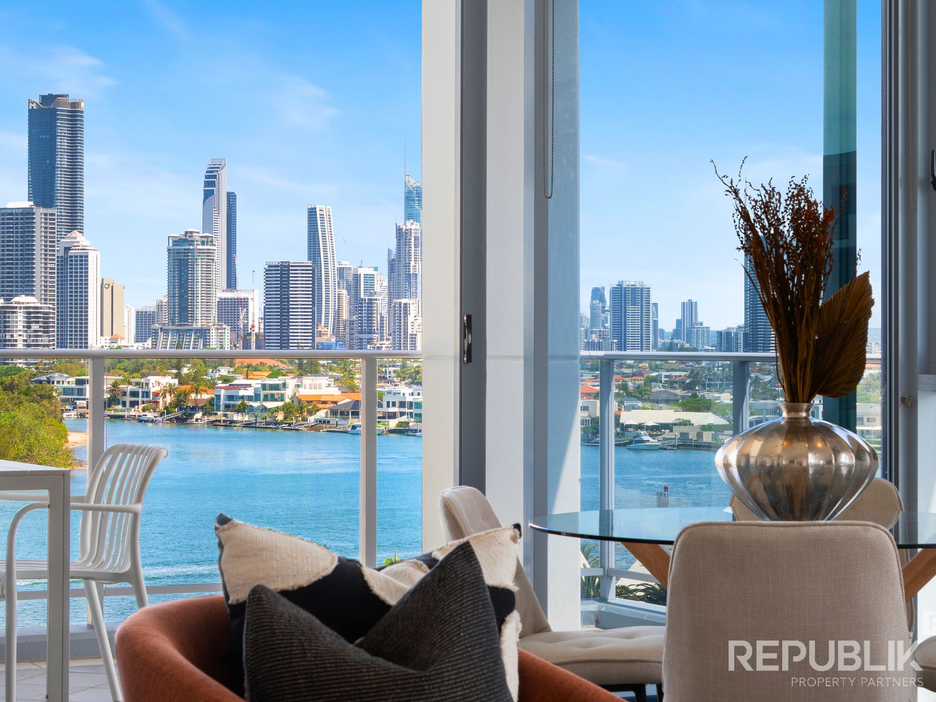 1101 / 4 Como Crescent, Southport