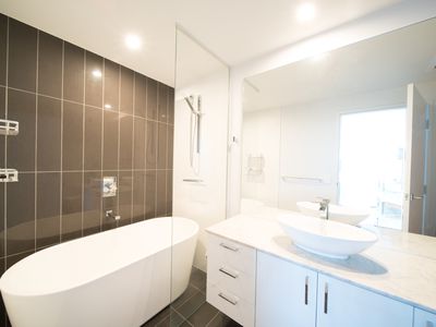 21006 / 5 Harbour Side Court, Biggera Waters