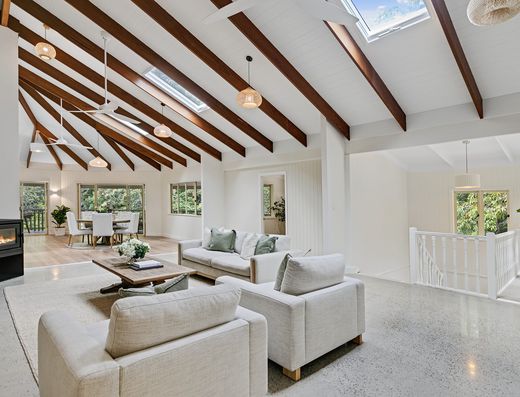 Well appointed upstairs residence in leafy surrounds image 2 Well appointed upstairs residence in leafy surrounds image 2
