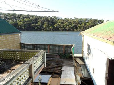 98 Moons Avenue, Lugarno