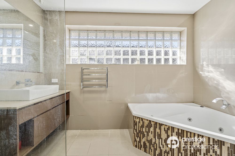 24 Governor Macquarie Drive, Chipping Norton