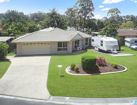 Tidy home with room for Caravan image 1 Tidy home with room for Caravan image 1