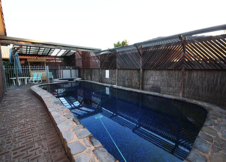 2 Everard Court, West Lakes