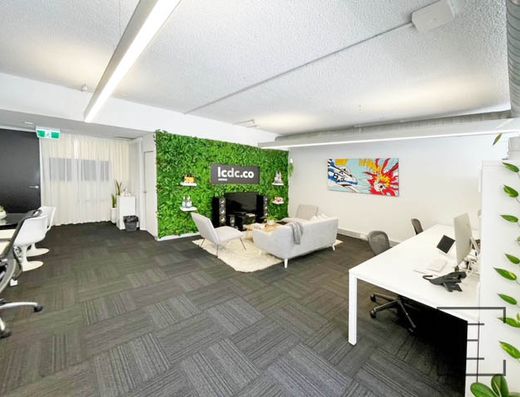 COOL CREATIVE SUITE WITH EOT FACILITIES NEXT TO HYDE PARK