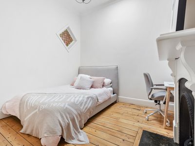 52 Barrett Street, Albert Park