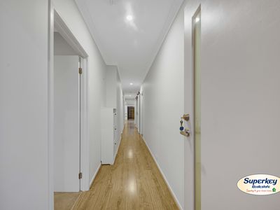 32 Chromite Circuit, Weir Views