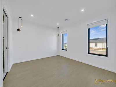 11 Pursuit Street, Mambourin