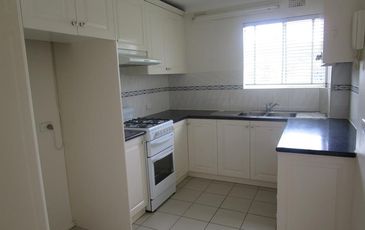 9 / 16 Barber Ave, Eastlakes
