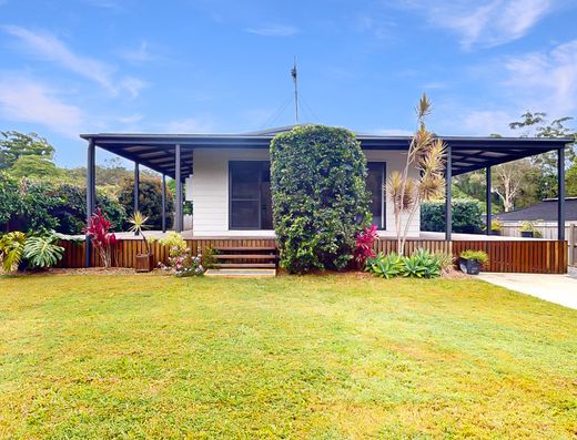 Stylish Little Gem in a Great Location image 1
