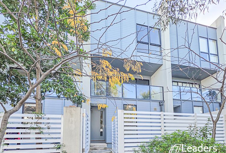 10 TEA TREE LANE, Burwood