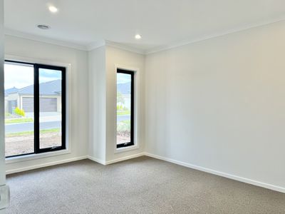 12 Gairdner Street, Manor Lakes
