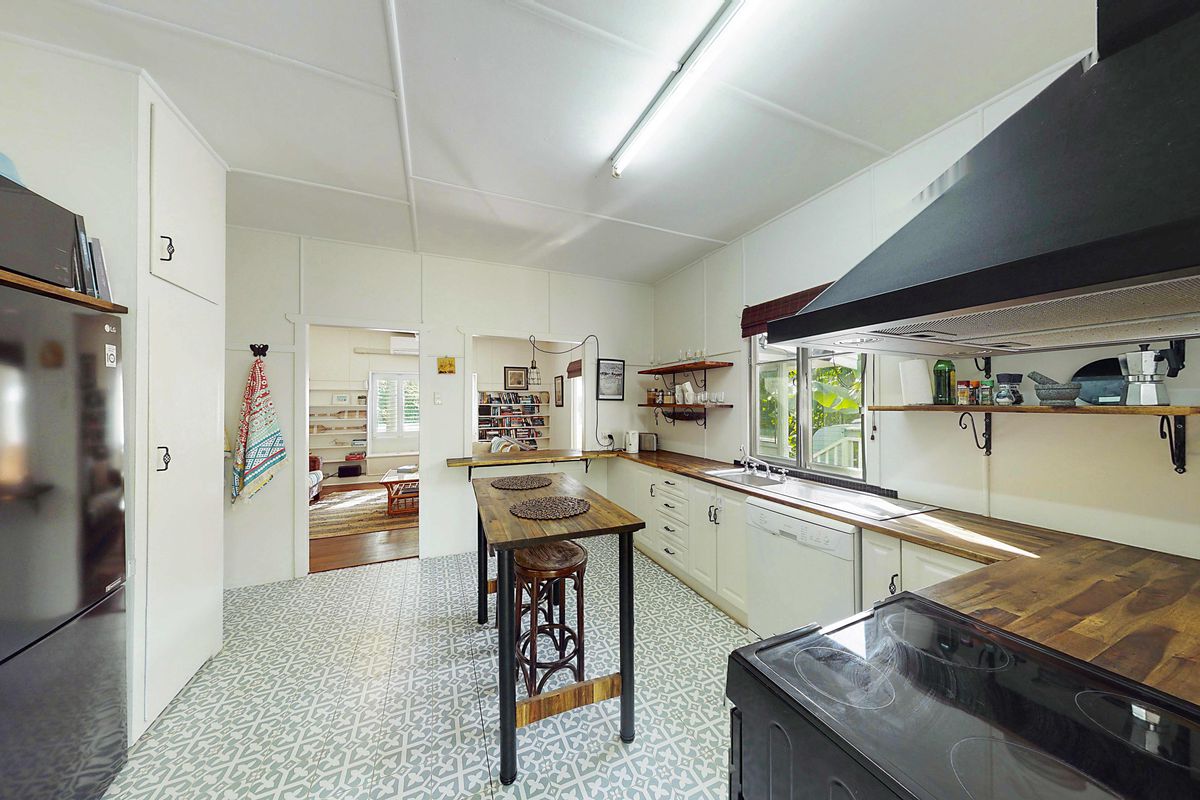 2 Lake View Dr, Tewantin
