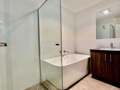 16 Melanie St, Cotswold Hills