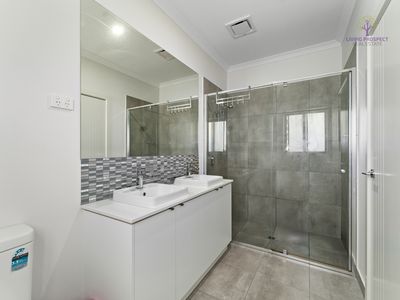 25 Kangaroo Crescent, Aintree