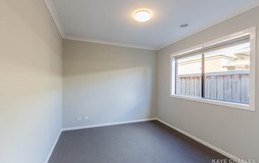 18 Peridot Avenue, Officer