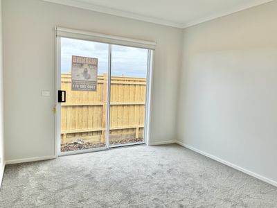 16 Bloomingburg Road, Manor Lakes