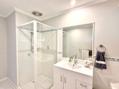 2 Merrilyn Court, Urangan