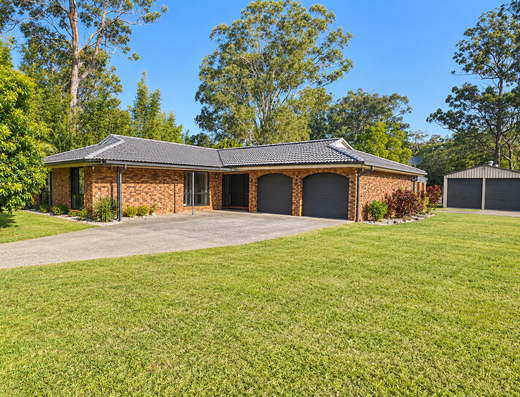 Large House On Acreage in Townsend