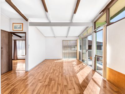 28 Sunset Boulevard, Kianga