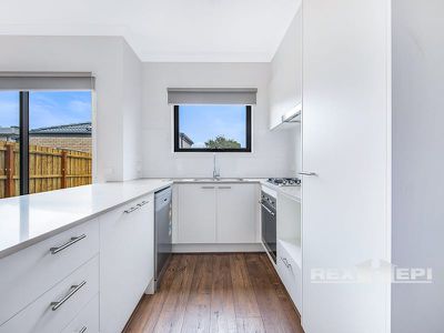6 Gordal Court, Lynbrook