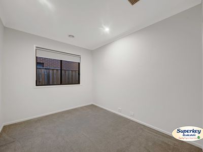 32 Chromite Circuit, Weir Views