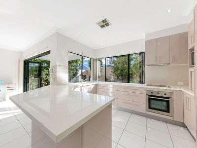 2 / 12 Doonella Street, Tewantin