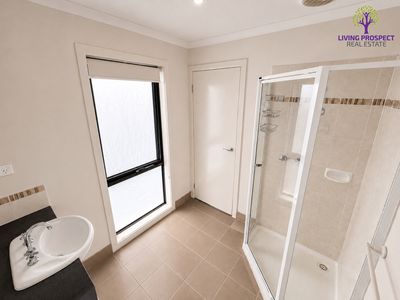 33 / 39 Astley Crescent, Point Cook
