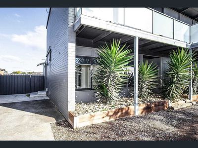 1 / 12 Market Road, Werribee
