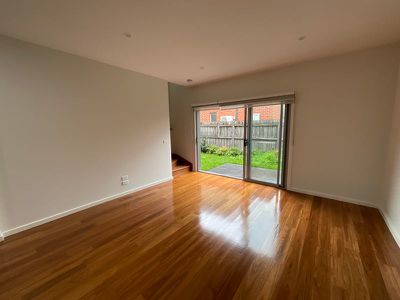 2 / 28 Curie Avenue, Oak Park