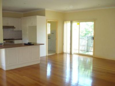 2 / 8 Colonel Street, Clayton