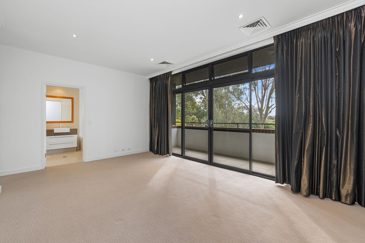 18 Lupin Hill Grove, Nedlands