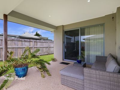 1 / 12 Wisteria Avenue, Ooralea Waters