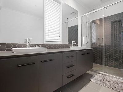 3 Razorbill Terrace, Werribee