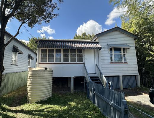 Good sized three bedroom home in Woolloongabba!
