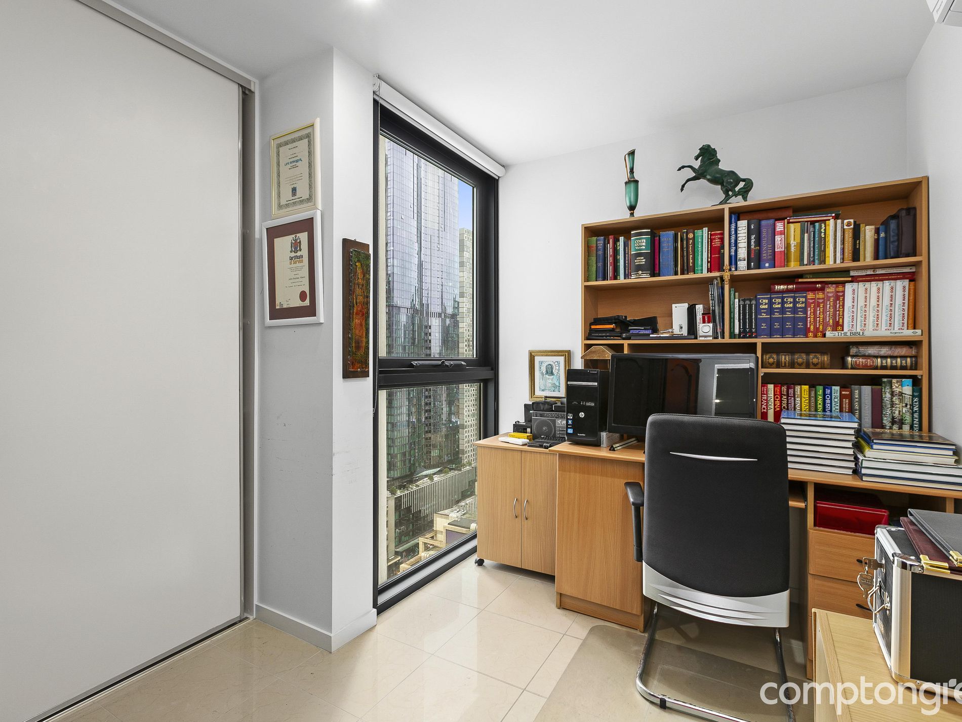 2501 / 8 Sutherland Street, Melbourne