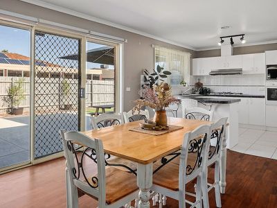 5 Chatham Close, Cranbourne East