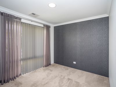 21 Manhattan Concourse, Hilbert