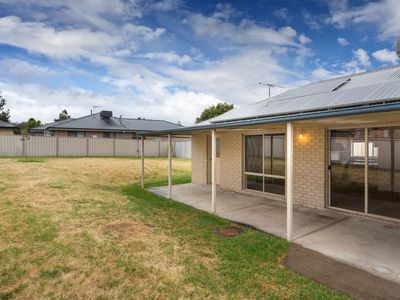 8 WATTLE WAY, West Albury