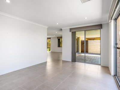 21 Manhattan Concourse, Hilbert