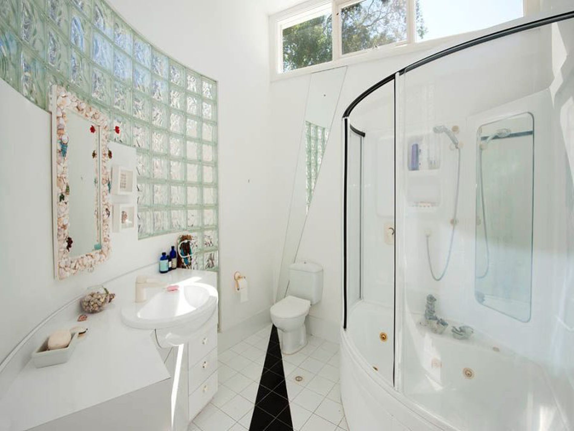 24 Kings Point Drive, Kings Point