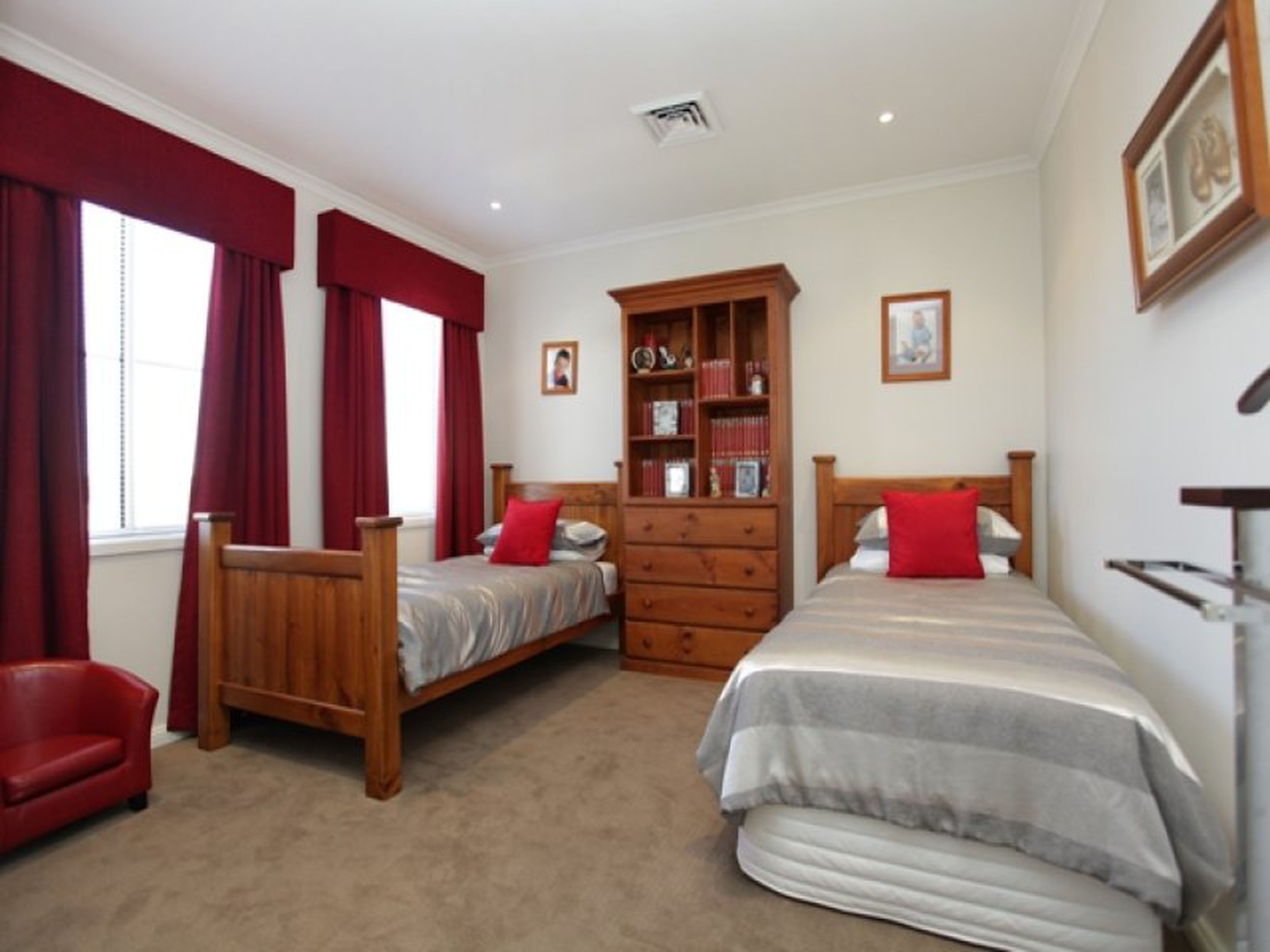 15 Dunna Place, GLENMORE PARK