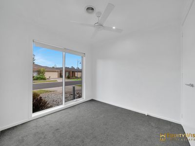 4 Hoddle Link, Manor Lakes