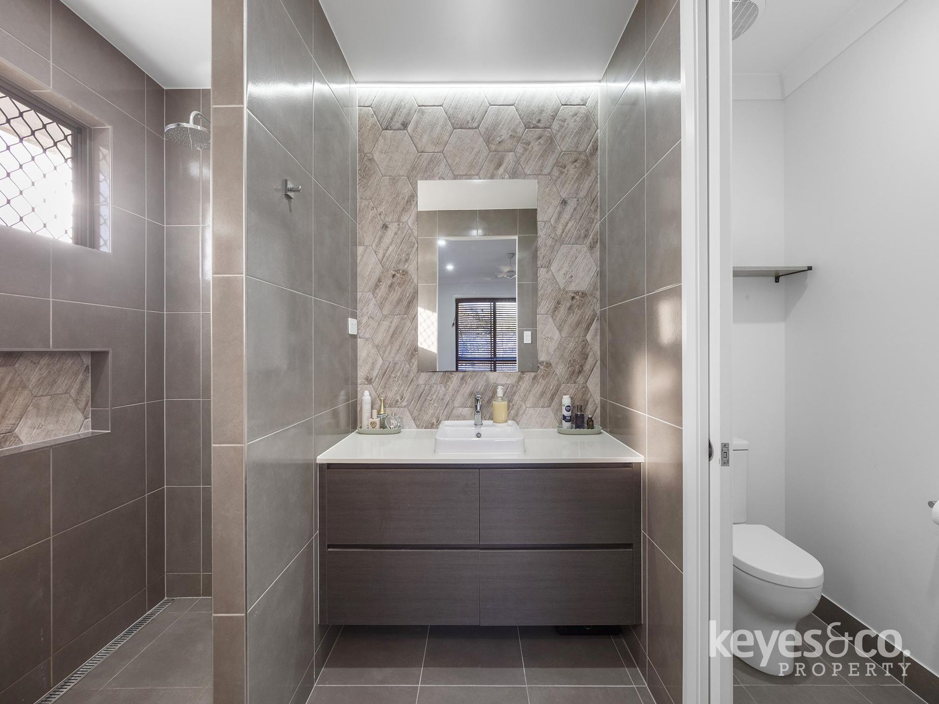 20 Creekside Parade, Julago