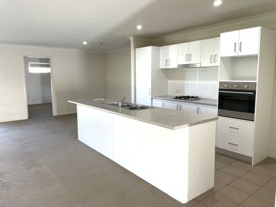 4 Howlong Crescent, Griffith