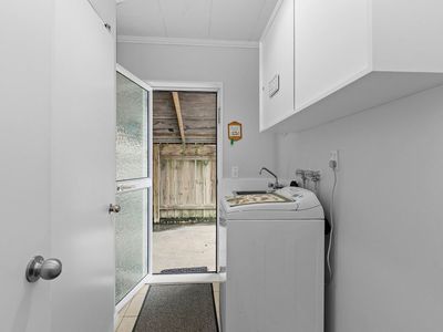52 Pine Avenue, Ebdentown