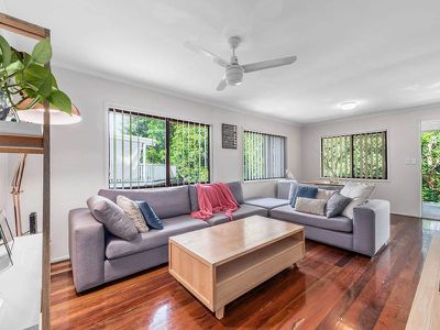 2/10 Roseglen Street, Greenslopes