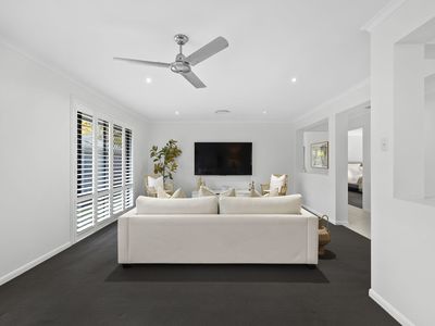 9 Feathertail Place, Wakerley