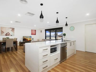 9 Eyre Ct, Lavington