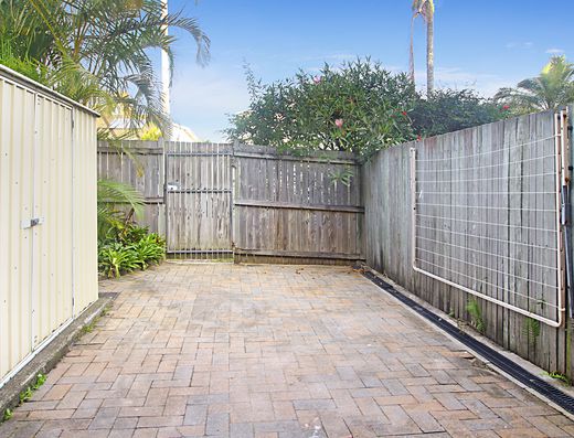Renovated townhouse close to beach image 13